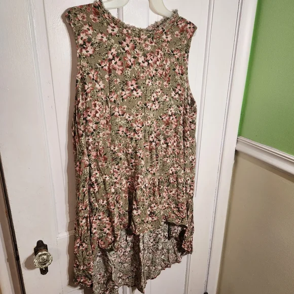 Maurices Floral Hi-low Tank Size 2X - Picture 2 of 7